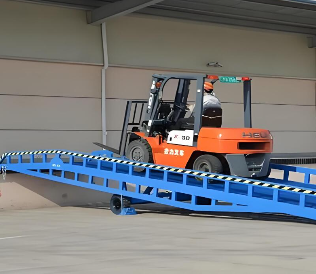 台前移动式卸货平台（叉车用）